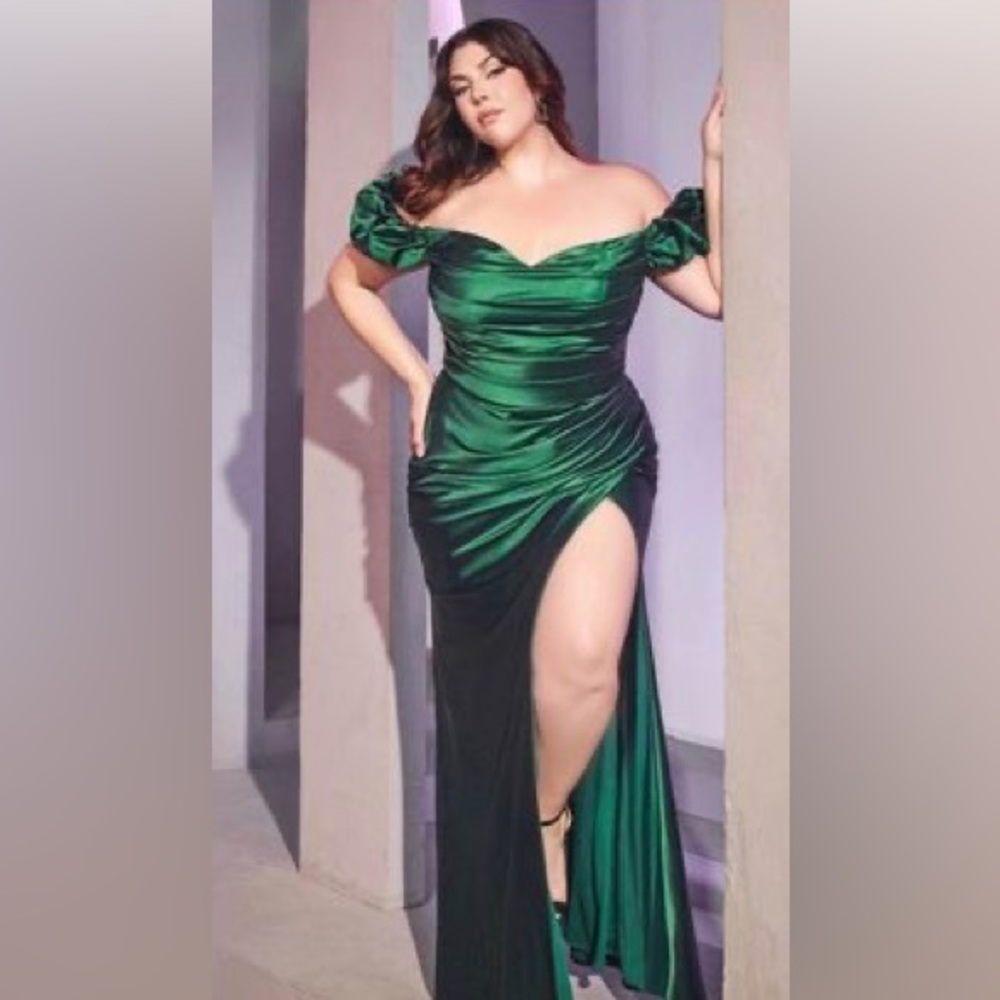 BRAND NEW EMERALD GREEN FORMAL DRESS FITS LIKE A 8